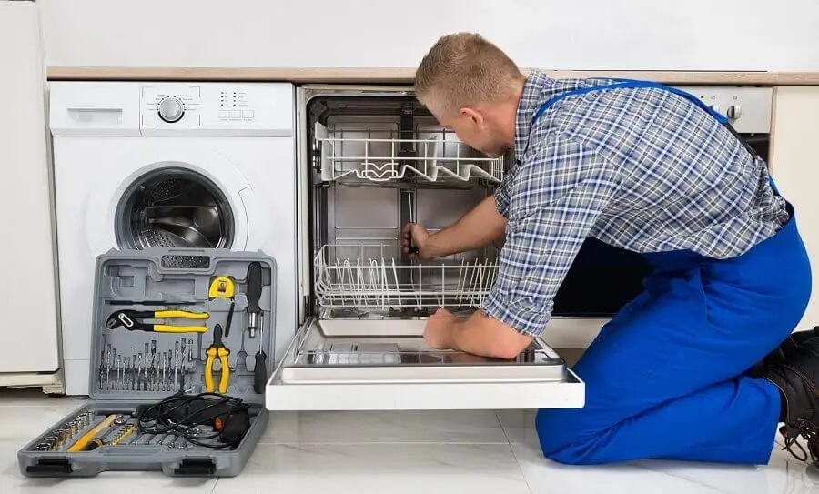 Çayırova Panasonic servisi teknisyen ekibi beyaz eşya tamiri yaparken